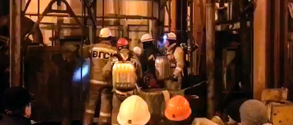 Das Standbild aus einem Video des russischen Fernsehsenders RU-RTR warten russische Rettungsteam darauf, dass ein Aufzug in das Gruben-Kalibergwerk hinunterfährt. 