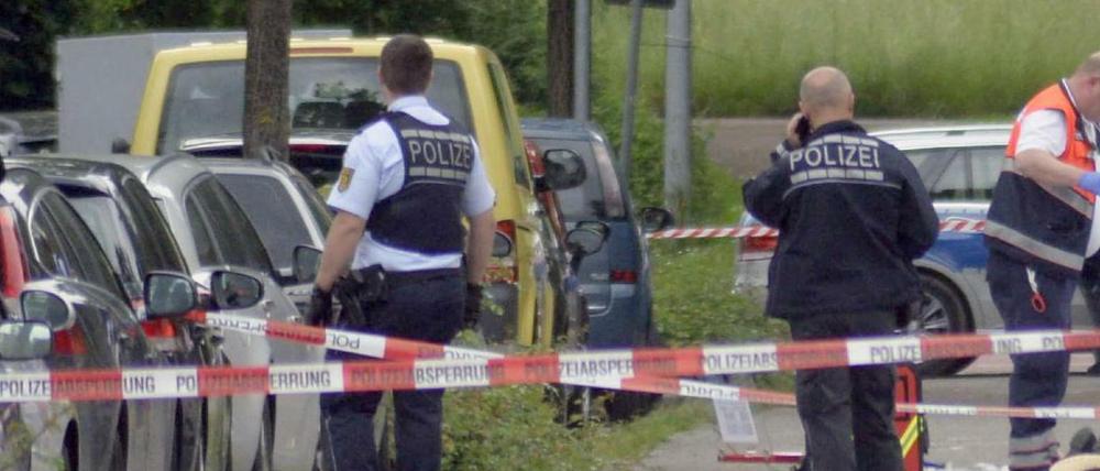 Die Polizei hat in Filderstadt einen Mann erschossen, der bewaffnet auf die Beamten losgestürmt sein soll.
