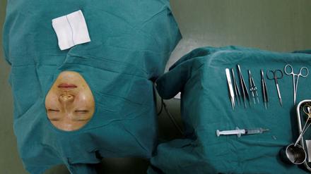 In Shanghai wartet ein Patientin auf ihre Augenoperation.