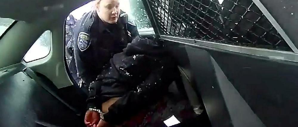 Ein Bild des Einsatzes: Die 9-Jährige sitzt mit Handschellen auf dem Rückbank des Polizeiautos.