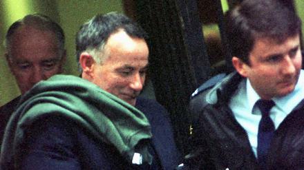 Ivan Milat (links) wird im Juli 1996 zu seinem Prozess gebracht.