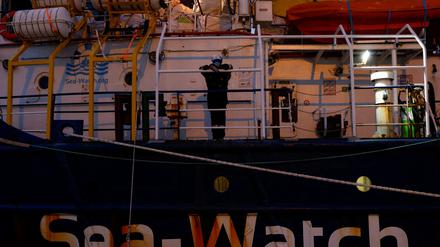 Seit einer Woche sitzen die Crew und die Geretteten auf der Sea Watch 4 fest.