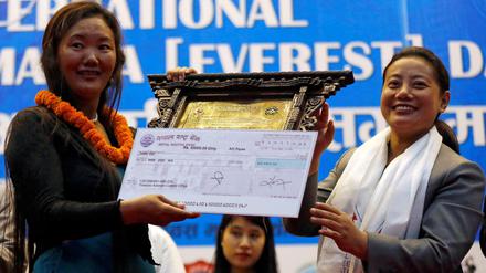 Die Nepalesin Lhakpa Sherpa (l.) erhält einen Bergsteiger-Preis (Archivbild)