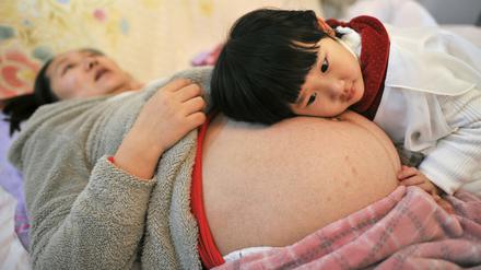 Chinas lockert die Geburtenkontrolle und schafft die Ein-Kind-Politik ab.