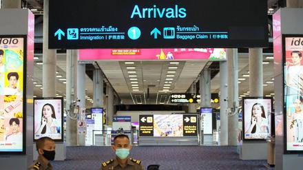 Strenge Kontrollen für Einreisende am Flughafen von Bangkok. 