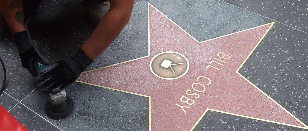 Ein Arbeiter reinigt im Dezember 2014 den Stern von Bill Cosby auf dem Walk of Fame in Los Angeles. 