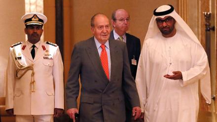 Juan Carlos (m) nimmt 2014 am ersten Wirtschaftsforum der Vereinigten Arabischen Emirate und Spanien teil (Archivbild).