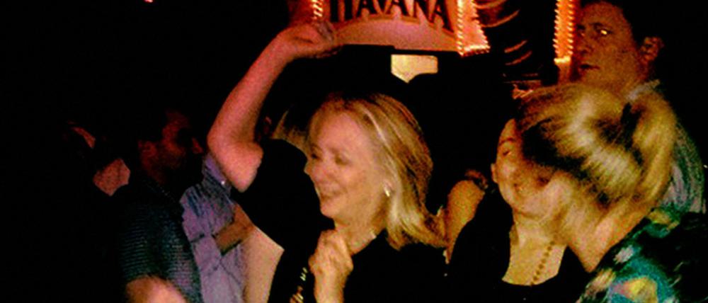 Ex-US-Außenministerin Hillary Clinton tanzt am April 15, 2012 im Cafe Havana in Cartagena, Kolumbien.