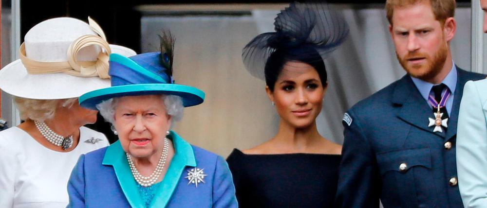 Königin Elizabeth II. hat ihre Unterstützung für die Rückzugsankündigung von Prinz Harry und seiner Frau Meghan erklärt. Die 93-jährige Monarchin und ihre Familie "unterstützen voll und ganz" den Wunsch des Paares, ließ die Königin am Montag mitteilen.