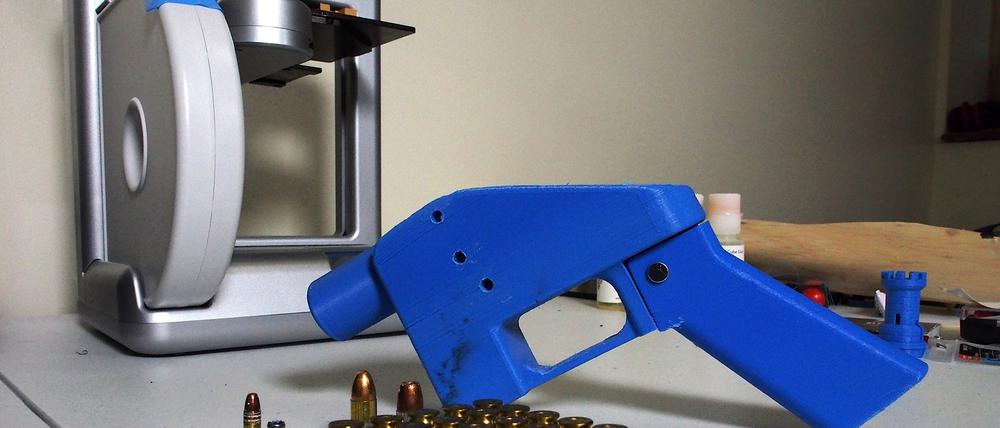 Zum Selbermachen. Eine Pistole vom Typ "Liberator" neben einem 3D-Drucker.