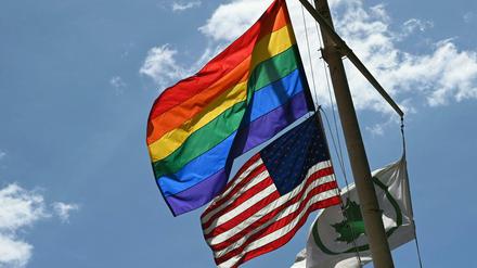 Der Anteil der Menschen, die sich als nicht heterosexuell identifizieren, hat sich verdoppelt in den USA.