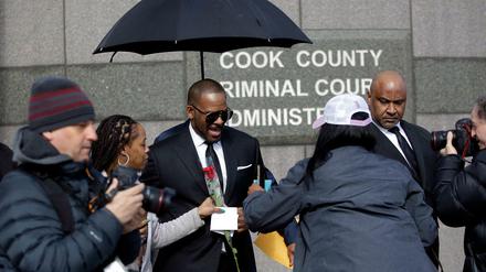 Der Musikkünstler R. Kelly (C) verlässt das George N. Leighton Criminal Court Building nach einer Anhörung zu seinem Fall von sexuellem Missbrauch in Chicago, Illinois.