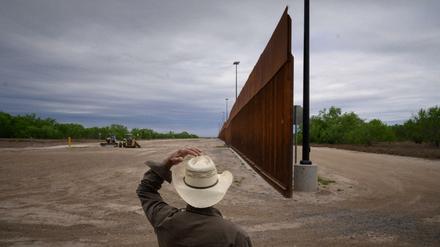 Ein Teil der nicht fertiggestellten Grenzmauer von Donald Trump südlich der texanischen Stadt Roma im März 2021