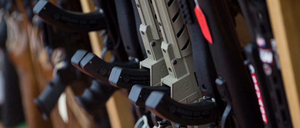 Gewehre stehen bei einem Waffenhändler in den USA zum Verkauf (Symbolbild).