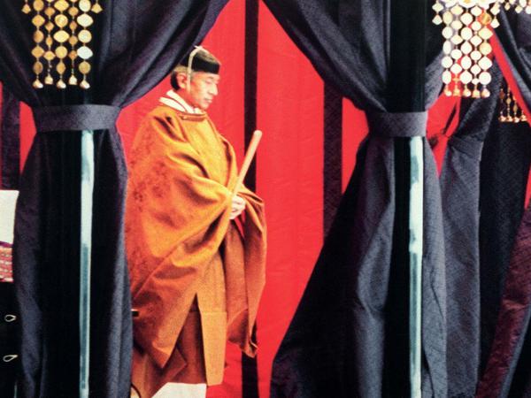 Der Kaiser Akihito im traditionellen Gewand.