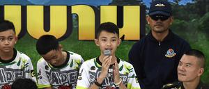 Duangpetch Promthep, einer der zwölf Jungen, die nach mehr als zwei Wochen in einer thailändischen Höhle gerettet wurden, spricht während einer Pressekonferenz nach ihrer Entlassung aus dem Krankenhaus.
