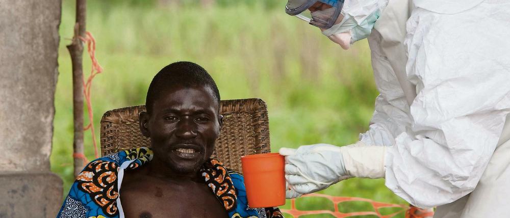 Ein Ebola-Patient wird in Afrika von einem Mediziner versorgt. 