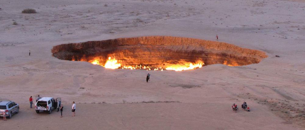 Menschen besuchen "The Gateway to Hell", einen riesigen brennenden Gaskrater im Herzen der turkmenischen Karakum-Wüste.