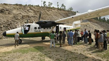 Das Foto aus dem Jahre 2010 zeigt eine Propellermaschine des Typs Tara Air DHC-6 in Nepal. Eine solche Maschine war am Montag gestartet und mit 23 Passagieren abgestürzt. 