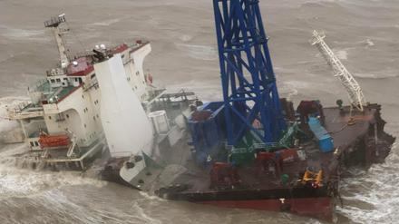 Eine Hälfte des zerbrochenen Industrieschiffs im Südchinesischen Meer kurz vor dem Versinken.