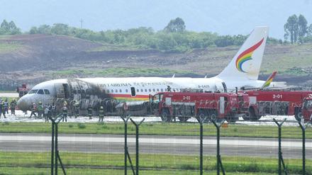 Die A319 von Tibet Airlines steht ausgebrannt auf dem internationalen Flughafen von Chongqing im Südwesten von China.