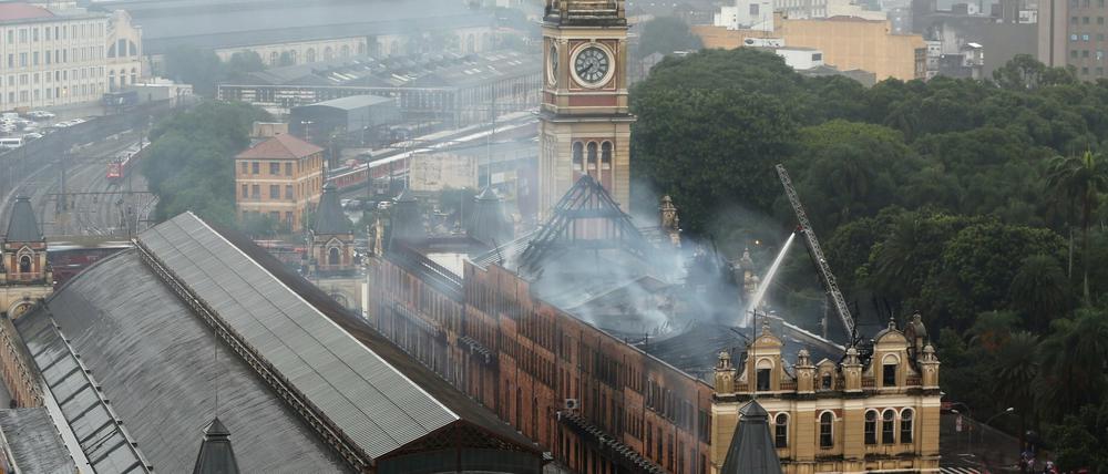 Die Feuerwehr in Sao Paulo kämpft am Montag gegen das Feuer in Museum der Portugiesischen Sprache.