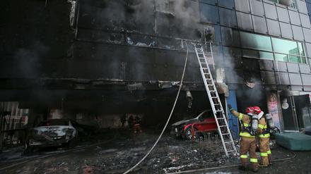 Feuerwehrleute suchen in dem achtgeschössigen Gebäude in Jecheon, 120 Kilometers südöstlich von Seoul, nach Überlebenden. 