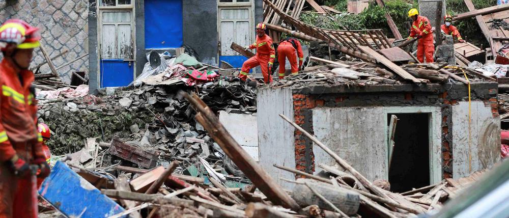 Die Feuerwehr sucht nach Taifun „Lekima“ in der chinesischen Provinz Zhejiang nach Überlebenden. 