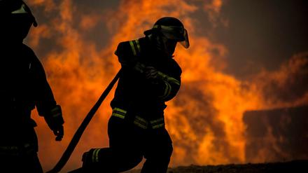 Von insgesamt 128 Bränden sind noch 77 außer Kontrolle. Fünf Feuerwehrleute kamen bereits ums Leben. 