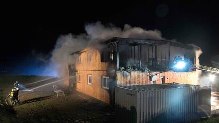 Im Norden Österreichs haben unbekannte Täter in der Nacht zum Mittwoch eine fast fertig gestellte Unterkunft für Asylbewerber in Brand gesteckt.