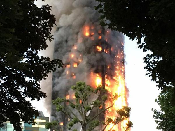 Der Wohnblock Grenfell Tower steht am 14. Juni 2017 in Flammen. Bei dem Feuer sterben mehr als 70 Menschen.