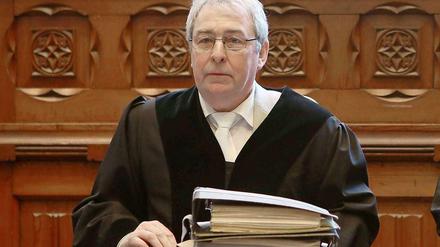 Der Vorsitzende Richter Michael Lemke vor Prozess-Beginn im Saal des Landgerichts Flensburg. 