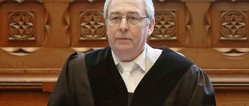 Der Vorsitzende Richter Michael Lemke vor Prozess-Beginn im Saal des Landgerichts Flensburg. 