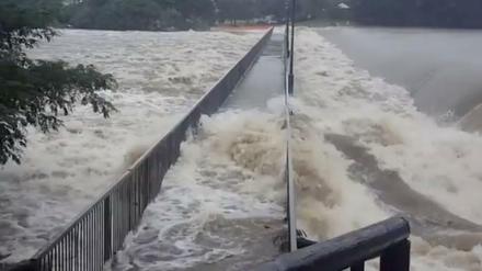 Wassermassen überfluten eine Fußgängerbrücke in Townsville, Queensland.