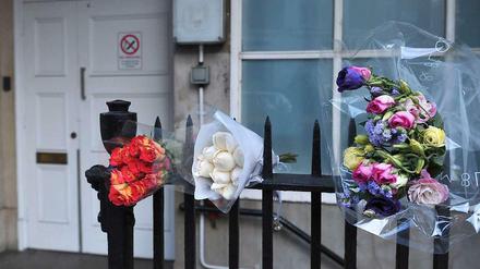 Vor dem Haus der tot aufgefundenen Krankenschwester wurden Blumen als Zeichen der Anteilnahme abgelegt. 