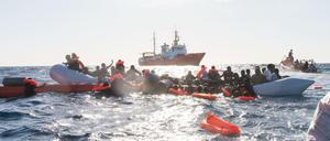 Zahlreiche Flüchtlinge, die auf Booten von Libyen aus nach Italien übersetzen wollten, werden während eines Rettungseinsatzes vor der libyschen Küste geborgen. 