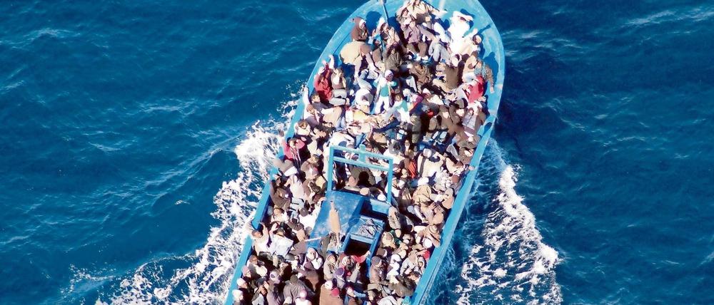 Flüchtlinge auf einem Boot im Mittelmeer. In Deutschland ist nun das Wort "Flüchtlinge" zum "Wort des Jahres" 2015 ernannt worden. 