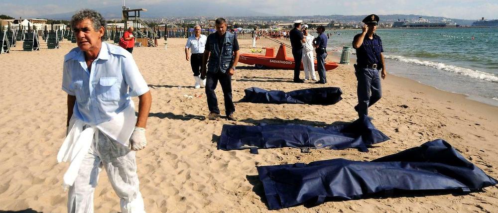 Leichen am Strand von Catania. Die Toten sind Flüchtlinge aus Nordafrika, die mit ihrem Boot kurz vor der sizilianischen Küste kenterten und an Land schwimmen wollten.