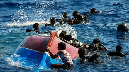 Nach dem Untergang eines Bootes südlich der griechischen Insel Rhodos, werden erneut Dutzende Menschen vermisst. 