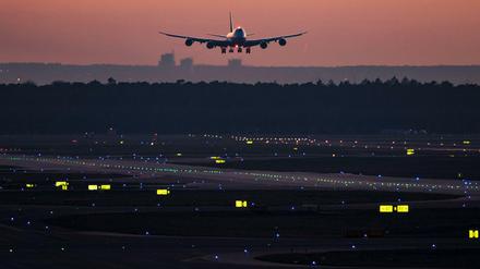 Eine Boeing 747 landet abends auf dem Frankfurter Flughafen