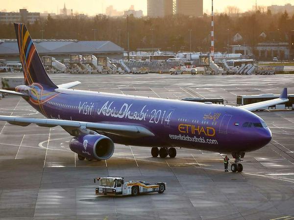 Ein Flugzeug der Fluggesellschaft Etihad landete jetzt erst mit mehr als 30 Stunden Verspätung auf dem Flughafen in Düsseldorf.(Nordrhein-Westfalen).