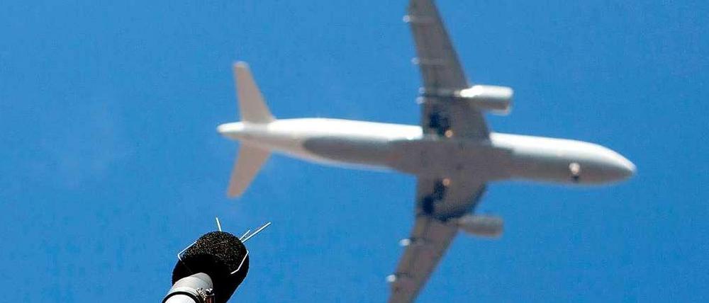 Ein Flugzeug im Landeanflug auf den Flughafen in Frankfurt. Etwa in dieser Höhe wurde eine Passagiermaschine aus den Vereinigten Arabischen Emiraten im Anflug auf Bagdad von Unbekannten beschossen.