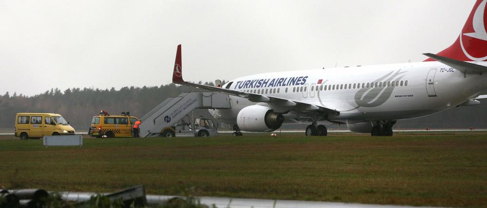 Ein Flugzeug der Gesellschaft Turkish Airlines steht am Montag nach einer außerplanmäßigen Landung auf dem Rollfeld des Flughafen Nürnberg.