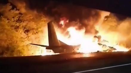 Beim Absturz eines Militärflugzeugs im Osten der Ukraine sind nach Angaben der Regierung in Kiew mindestens 20 Menschen getötet worden.