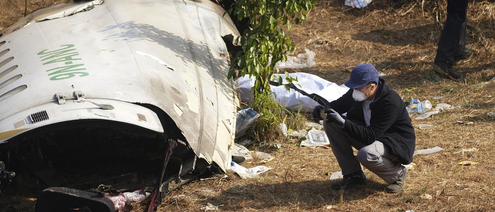 Ein französischer Ermittler fotografiert das Wrack nach einem Flugzeugabsturz.