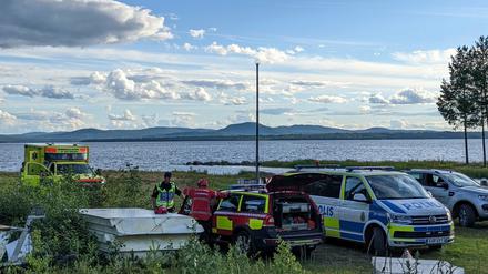 Krankenwagen und Polizei stehen an der Stelle, an der ein Kleinflugzeug mit zwei deutschen Staatsbürgern an Bord in den Siljan-See in Schweden gestürzt ist.