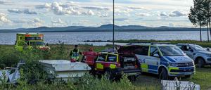 Krankenwagen und Polizei stehen an der Stelle, an der ein Kleinflugzeug mit zwei deutschen Staatsbürgern an Bord in den Siljan-See in Schweden gestürzt ist.