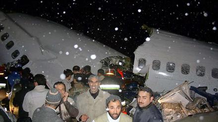 Bei dichtem Schneetreiben ereignete sich das Flugzeugunglück im Iran. Die Passagiermaschine brach bei einer Notlandung auseinander.