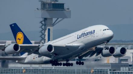 Ein Airbus A-380 der Lufthansa startet vom Frankfurter Flughafen (Symbolbild)