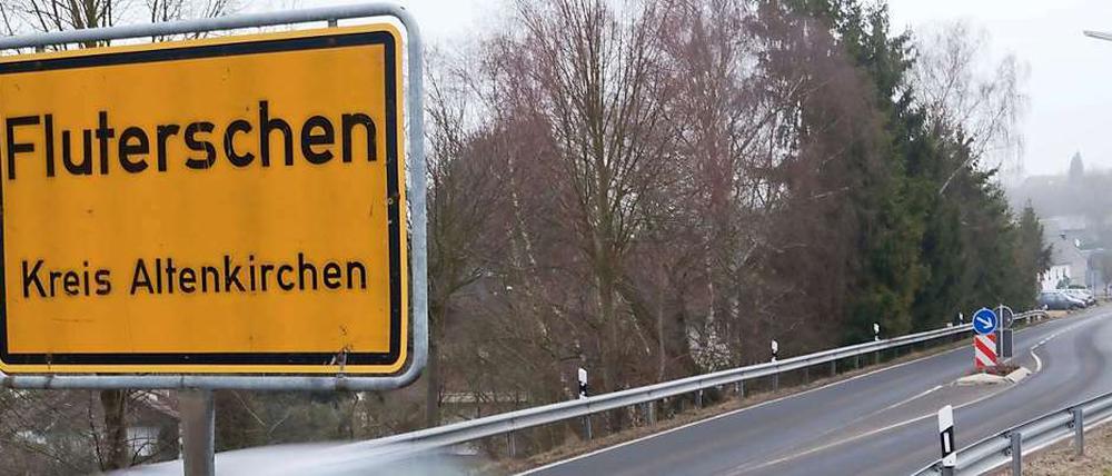 Im beschaulichen Fluterschen in Rheinland-Pfalz soll der 48-Jährige seine Familie terrorisiert und seine Töchter missbraucht haben.